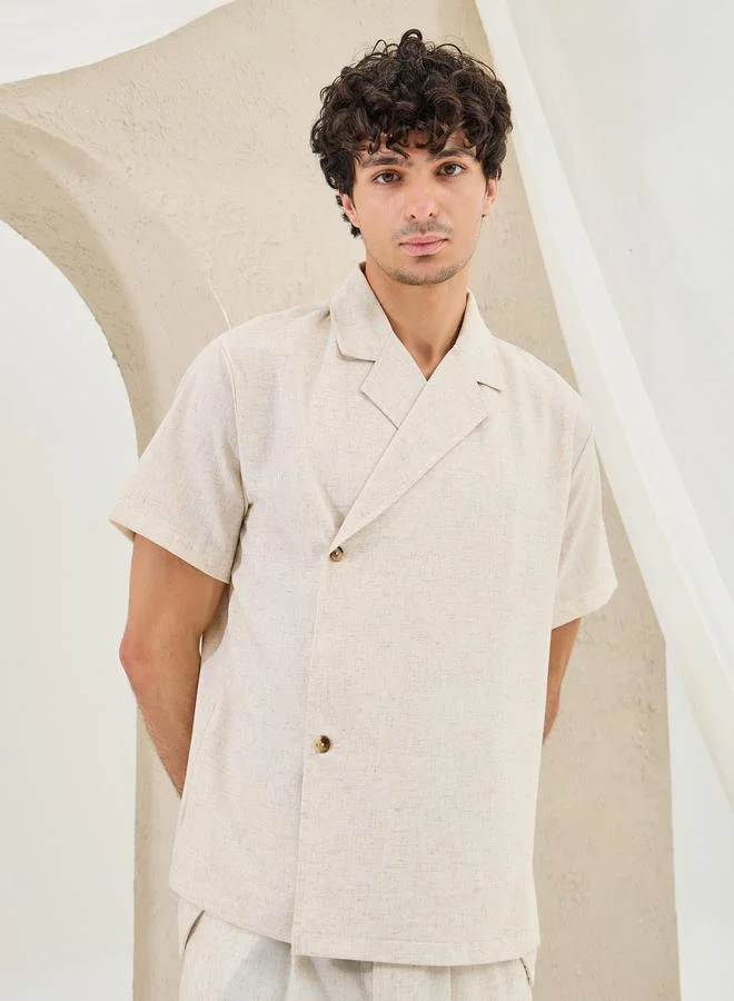 ستايلي قميص كتان بياقة مشقوقة بقصة مريحة