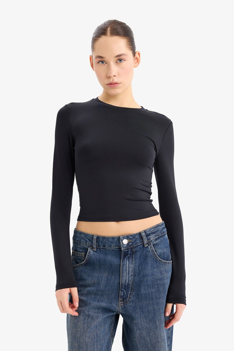 DeFacto Woman Fitted Body-Smooth Crew Neck Basic T-Shirt - Image 2