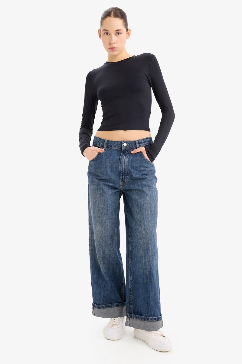 DeFacto Woman Fitted Body-Smooth Crew Neck Basic T-Shirt - Image 4
