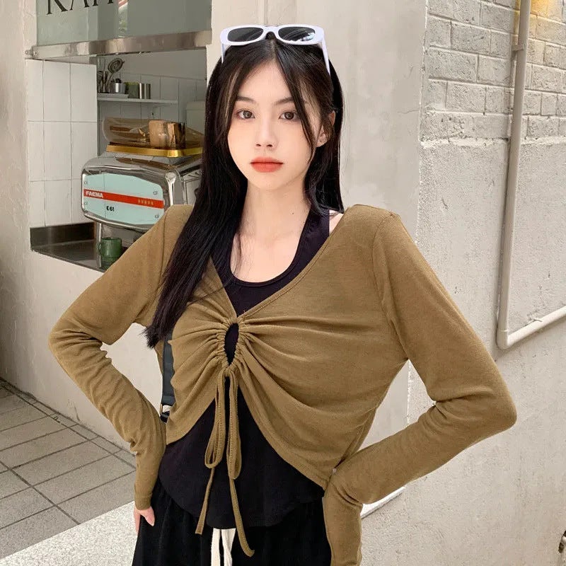 White V-neck Long-sleeved T-shirt Womens Summer Sun-protective Shirt Design Niche Loose All-match Short Unique Chic Top Coffee - Image 1