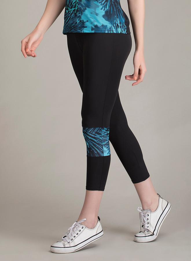 Clovia Black Printed Panel High-Rise Active Capri Leggings - Image 4