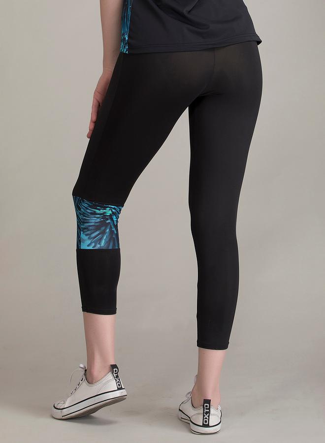 Clovia Black Printed Panel High-Rise Active Capri Leggings - Image 5