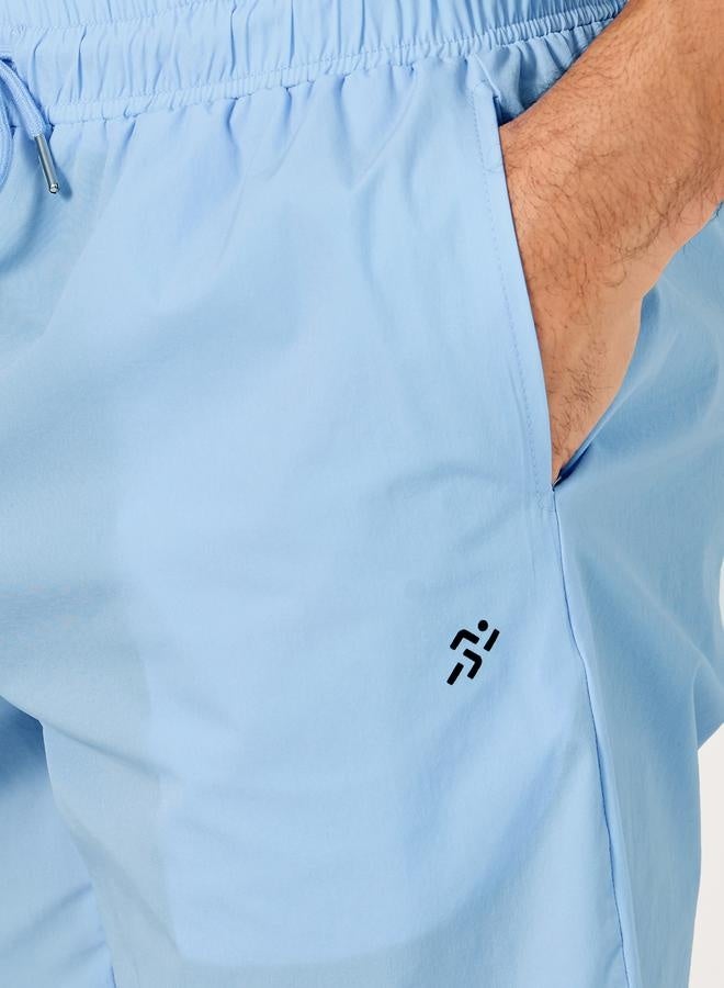 ستايلي اكتيف شورت جري بطبعات شعار مع جيب جانبي 9 بوصة - Image 4