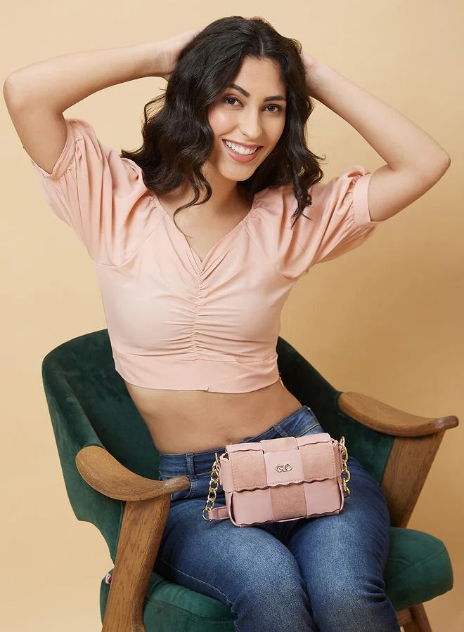 جلو باص بلوزة نسائية قصيرة برقبة على شكل  من جلوبس بلون خوخي سادة مع ثنيات