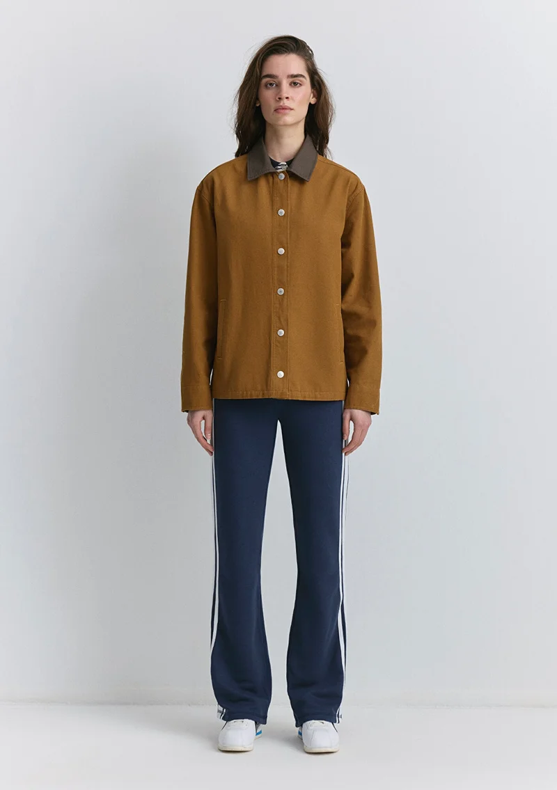 مافي قميص بني بتفاصيل ياقة