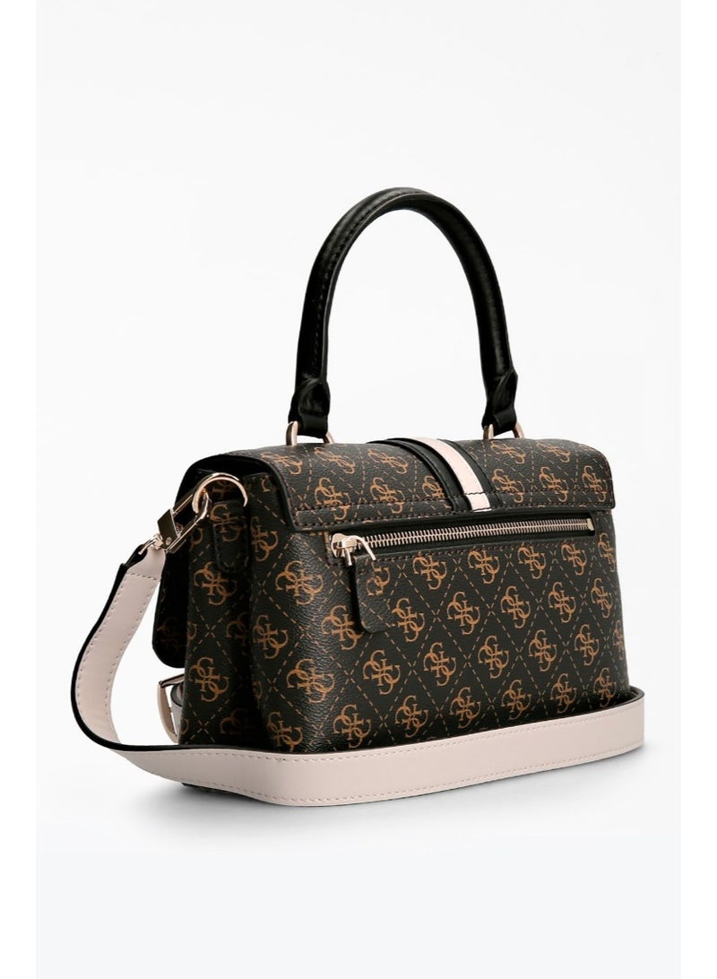 جس حقيبة صغيرة بيد علوية مطبوعة من GUESS – بني (أناقة يومية بتصميم عصري ومميز) - Image 2