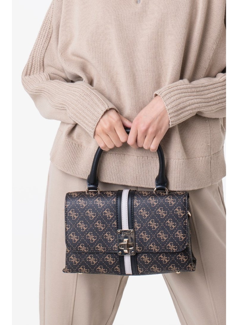 جس حقيبة صغيرة بيد علوية مطبوعة من GUESS – بني (أناقة يومية بتصميم عصري ومميز) - Image 4