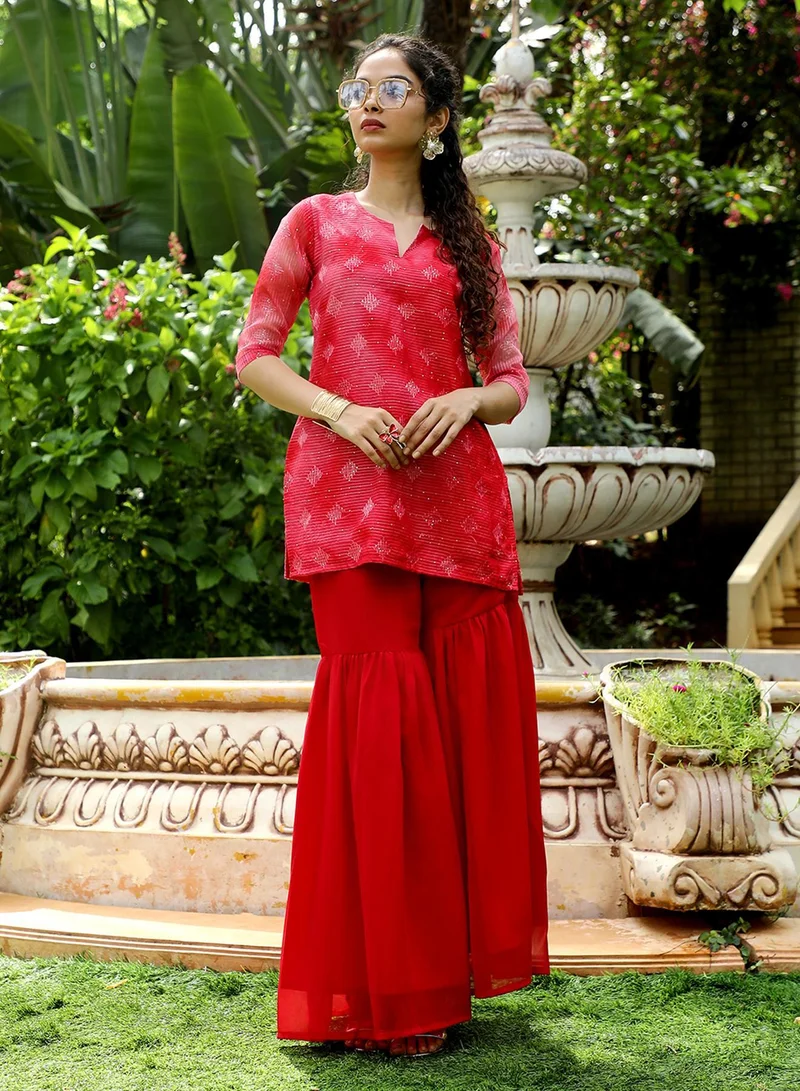  قصة كرتي نسائي أحمر قرمزي بتصميم التاي داي مع بنطلون بالازو وشال