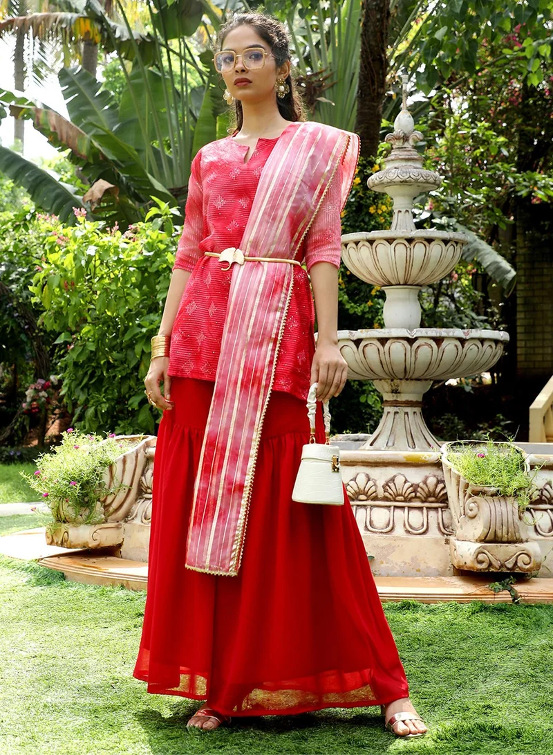  قصة كرتي نسائي أحمر قرمزي بتصميم التاي داي مع بنطلون بالازو وشال