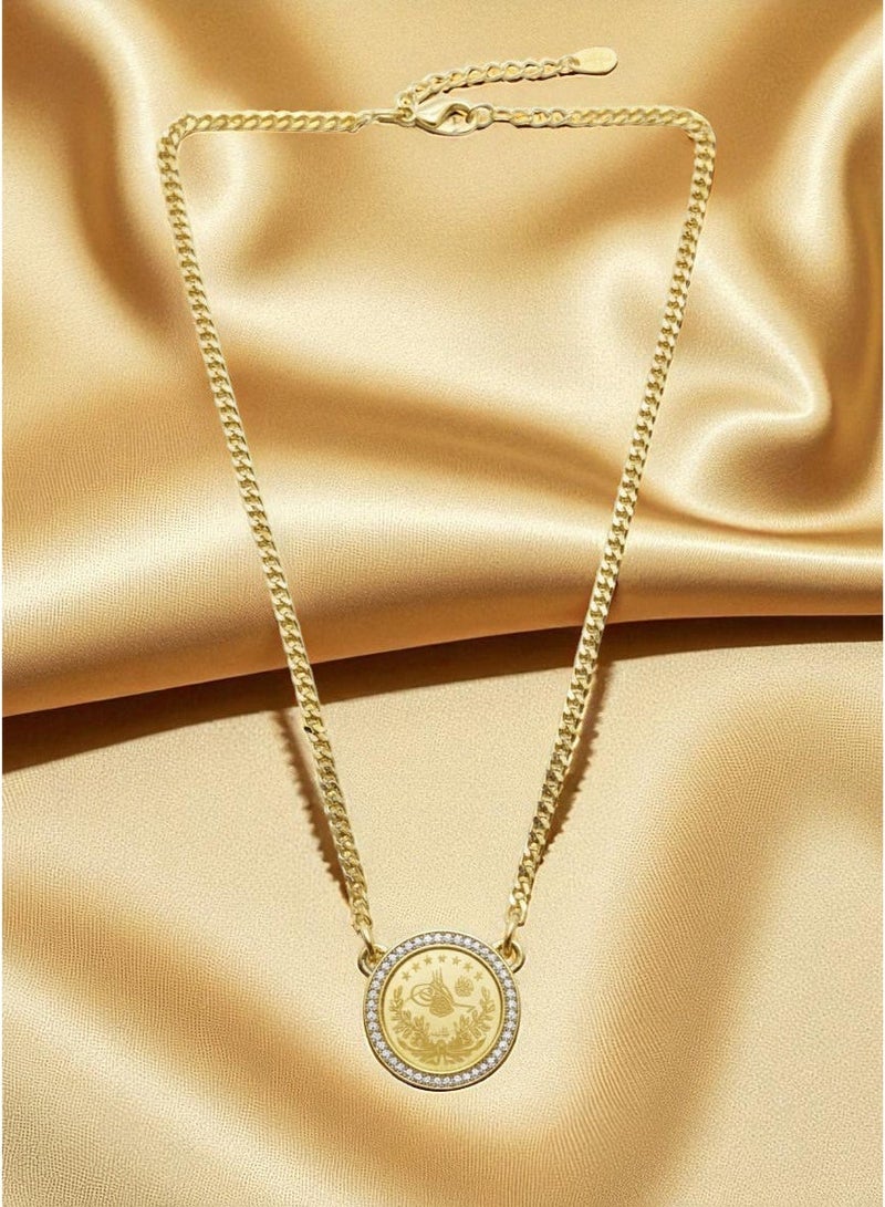 An elegant and sophisticated necklace that combines a timeless design with the radiance of luxury. Its center features a prominent circular pendant engraved with a historic coin, surrounded by a sparkling halo of dazzling zircon stones that add a captivating shine. The necklace is connected to a sturdy gold chain with classic links, giving it a complete look that blends authenticity and modernity, making it suitable for a variety of elegant looks and occasions. - Image 5