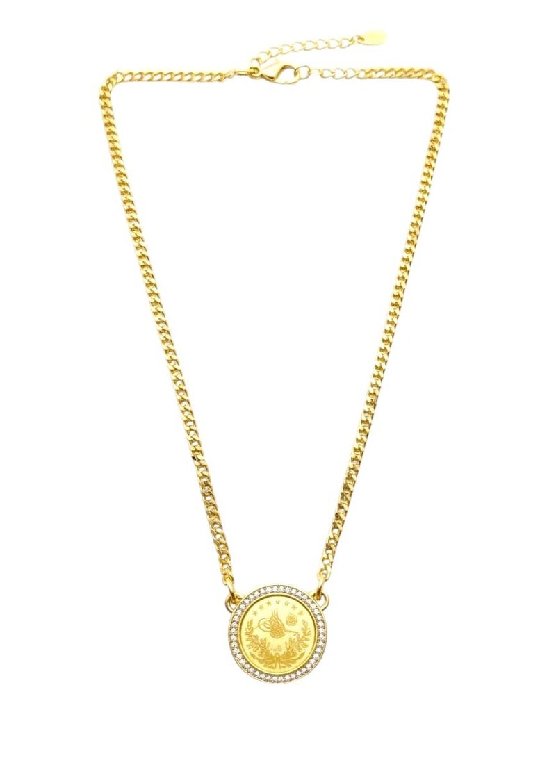 An elegant and sophisticated necklace that combines a timeless design with the radiance of luxury. Its center features a prominent circular pendant engraved with a historic coin, surrounded by a sparkling halo of dazzling zircon stones that add a captivating shine. The necklace is connected to a sturdy gold chain with classic links, giving it a complete look that blends authenticity and modernity, making it suitable for a variety of elegant looks and occasions. - Image 3