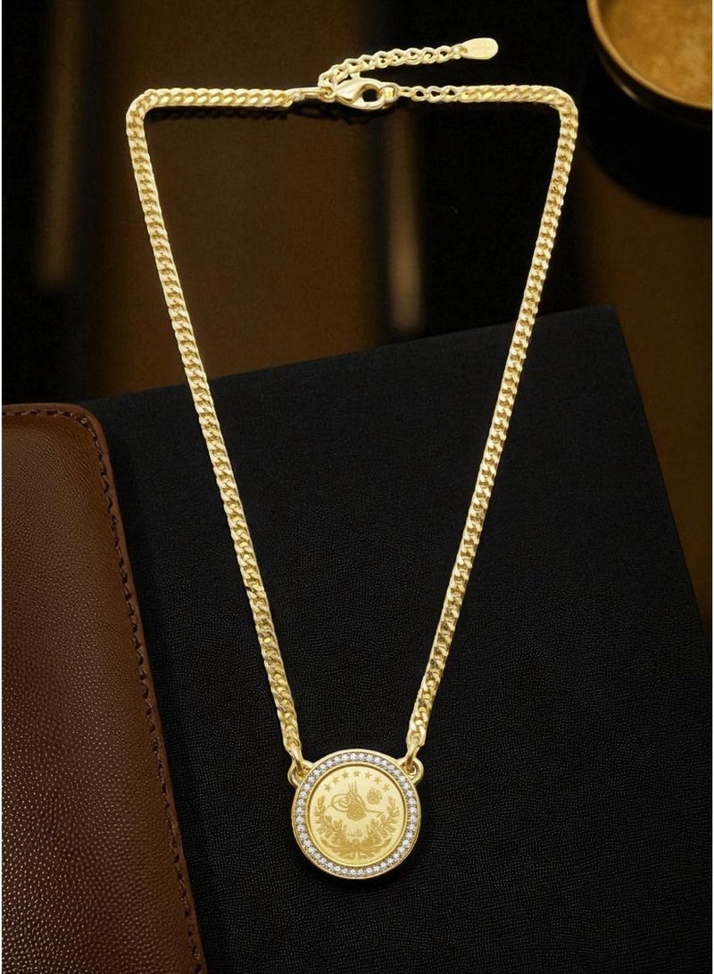An elegant and sophisticated necklace that combines a timeless design with the radiance of luxury. Its center features a prominent circular pendant engraved with a historic coin, surrounded by a sparkling halo of dazzling zircon stones that add a captivating shine. The necklace is connected to a sturdy gold chain with classic links, giving it a complete look that blends authenticity and modernity, making it suitable for a variety of elegant looks and occasions. - Image 4