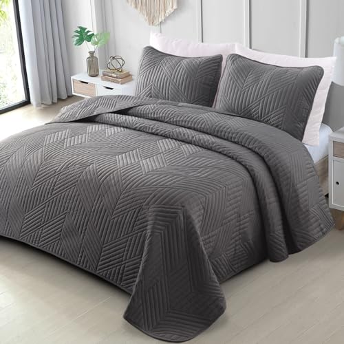 Exclusivo Mezcla Ultrasonic King Quilt Bedding Set Lightweight Grey Bedspreads Soft Modern Geometric Coverlet Set for All Seasons 1 Quilt and 2 Pillow Shams - Image 1