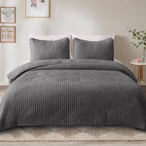 Exclusivo Mezcla Ultrasonic King Quilt Bedding Set Lightweight Grey Bedspreads Soft Modern Geometric Coverlet Set for All Seasons 1 Quilt and 2 Pillow Shams - Image 3