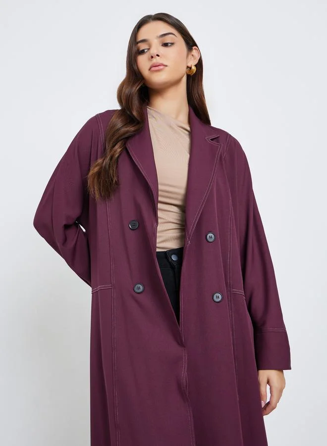 أميرة عباية بتفاصيل ياقة بشق وتفاصيل أزرار مزدوجة