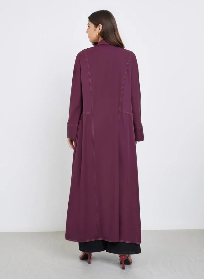 أميرة عباية بتفاصيل ياقة بشق وتفاصيل أزرار مزدوجة