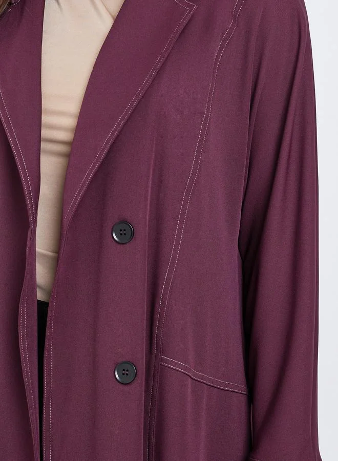 أميرة عباية بتفاصيل ياقة بشق وتفاصيل أزرار مزدوجة