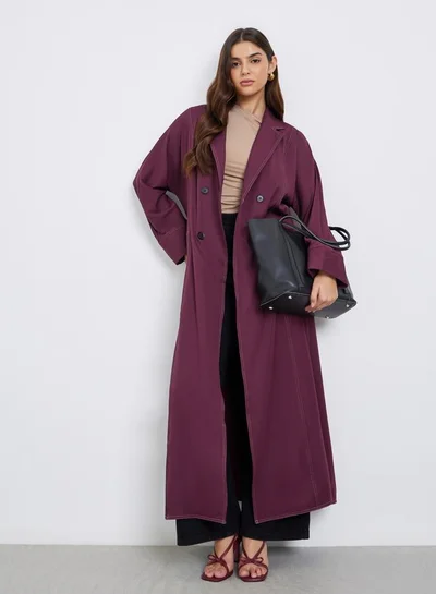 أميرة عباية بتفاصيل ياقة بشق وتفاصيل أزرار مزدوجة