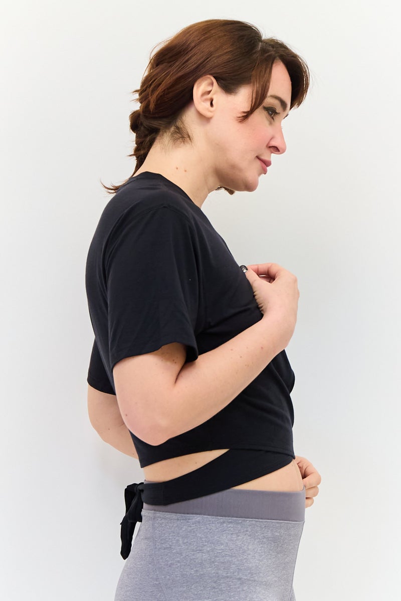 Adidas قمصان تدريب قصيرة الأكمام للنساء، سوداء - Image 2