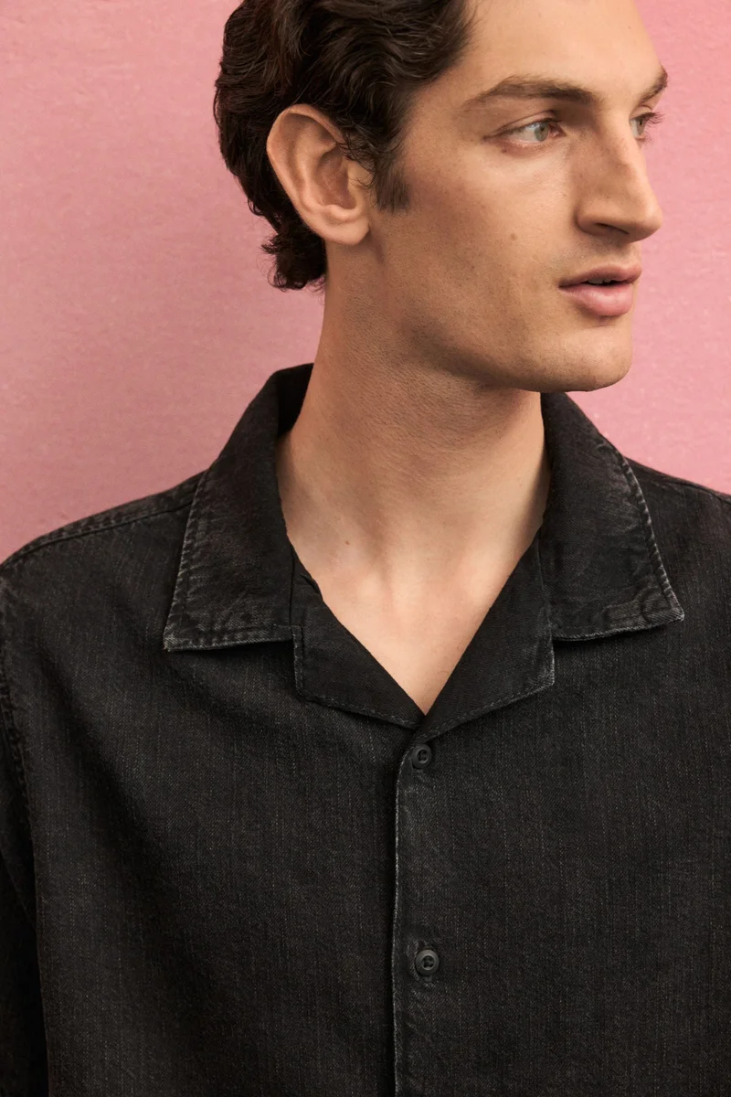 اتش اند ام قميص دنيم بياقة ريزورت بقصّة عادية