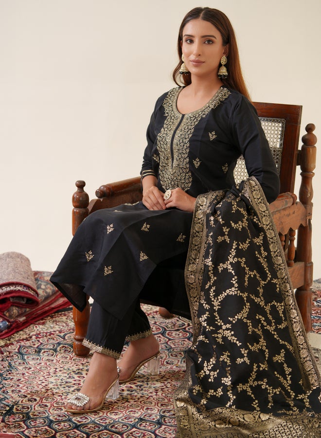 DW DW Embroidered Straight Kurta with Trouser and Dupatta Set  - Image 4