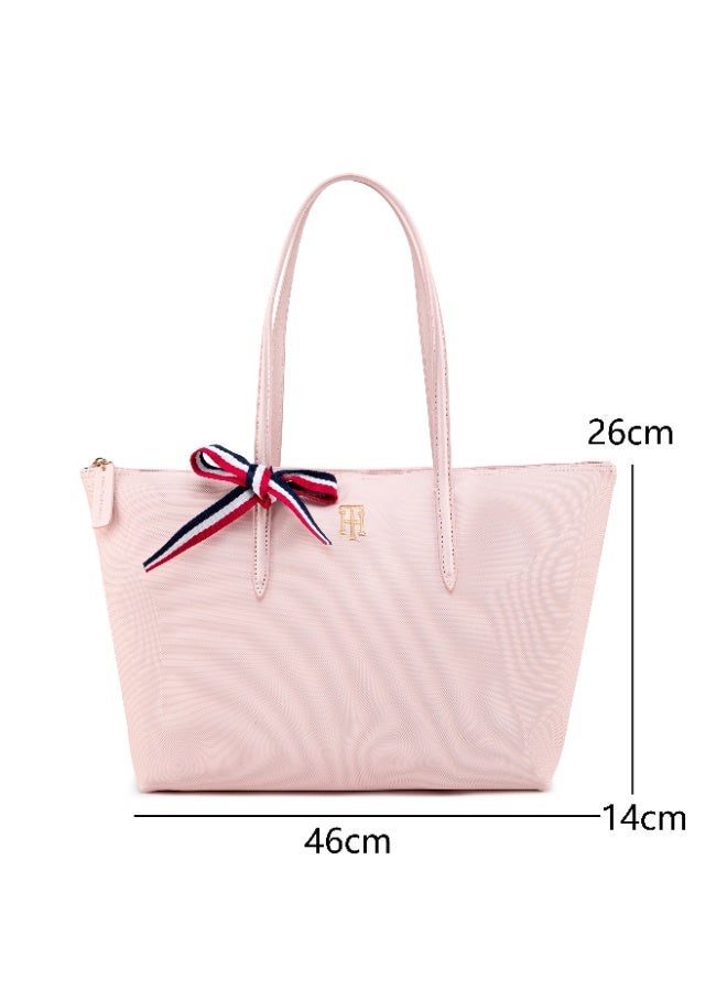 Tommy Hilfiger Denim حقيبة حقيبة حقيبة نسائية لتومي هيلفيجر، موديل كلاسيكي توقيع متعدد الاستعمالات شريط كبير السعة حقيبة كتف للسفر، العمل، صالة رياضية، - Image 3