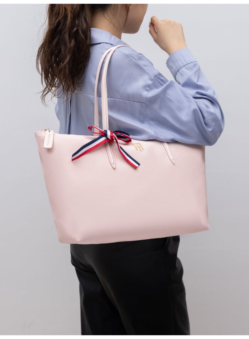 Tommy Hilfiger Denim حقيبة حقيبة حقيبة نسائية لتومي هيلفيجر، موديل كلاسيكي توقيع متعدد الاستعمالات شريط كبير السعة حقيبة كتف للسفر، العمل، صالة رياضية، - Image 2