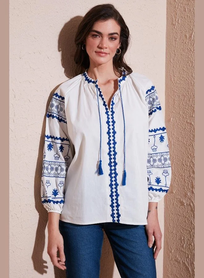ليلا بلوزة نسائية قطنية مطرزة بقصة واسعة وياقة على شكل  برباط