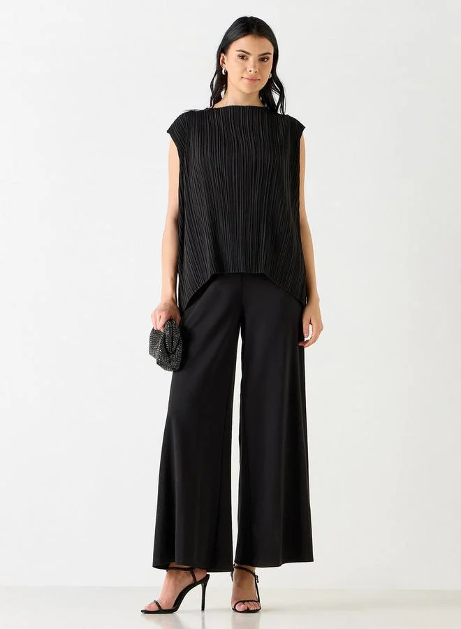 ايكونيك بلوزة بارزة الملمس دون أكمام وتفاصيل مفرّغة من آيكونيك