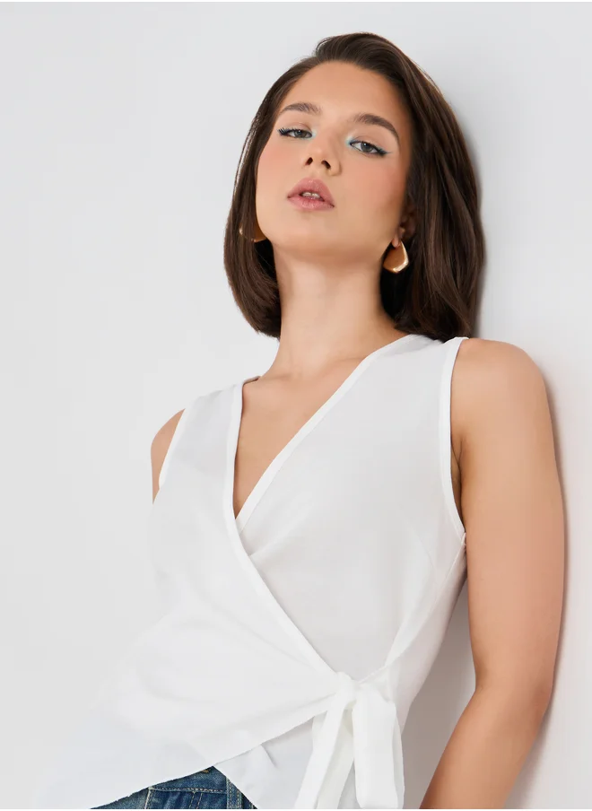 Styli Styli Solid V-Neck Sleeveless Wrap Top