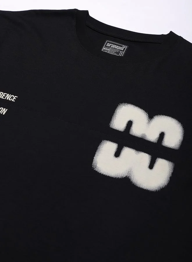 ديفيرينس أوف أوبينيون تيشيرت مطبع بأكمام قصيرة وقصة واسعة للرجال