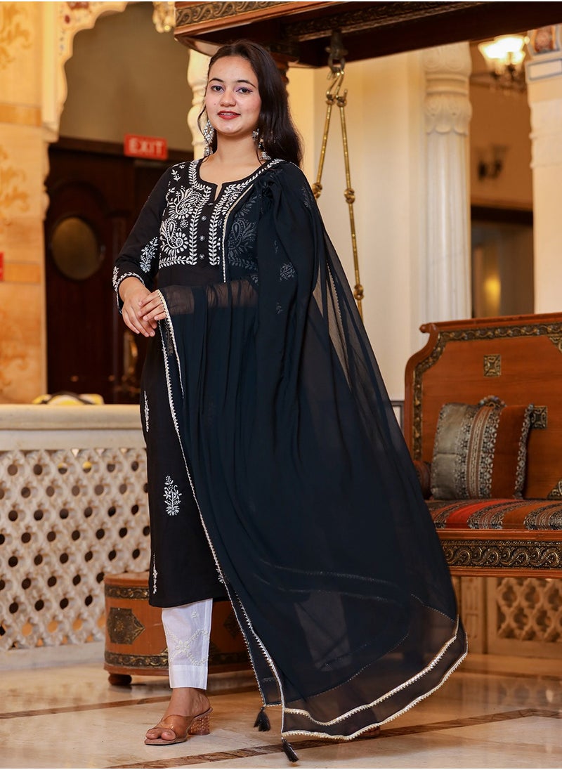 Swadesh Souq طقم كورتا وبنطال لكهنوي شيكانكاري باللون الأسود مع شال  - Image 2