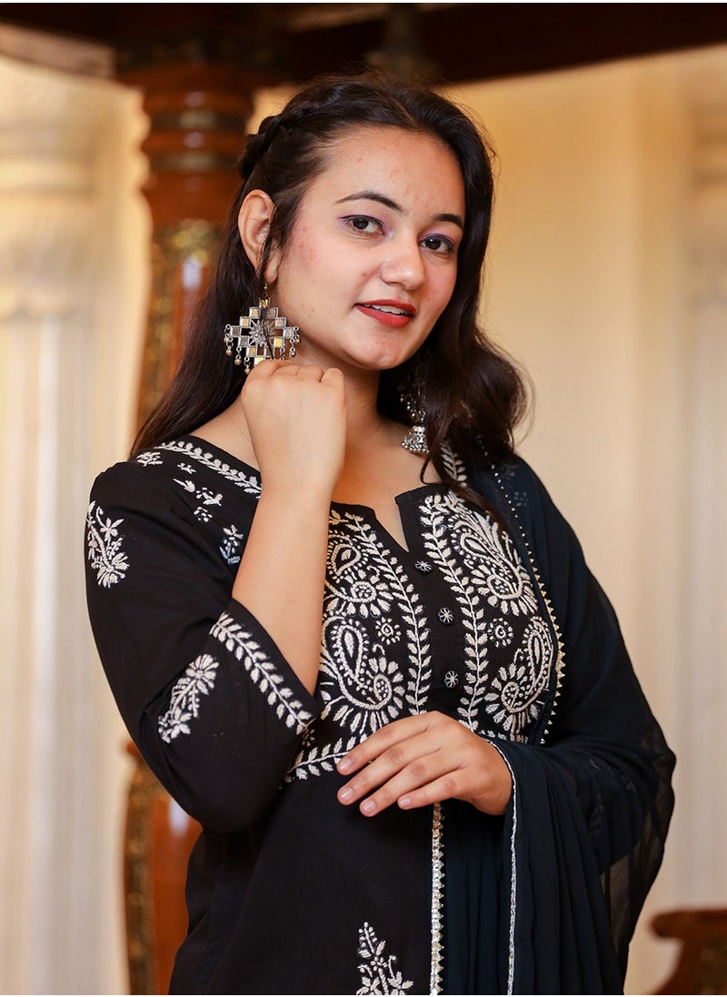 Swadesh Souq طقم كورتا وبنطال لكهنوي شيكانكاري باللون الأسود مع شال  - Image 4