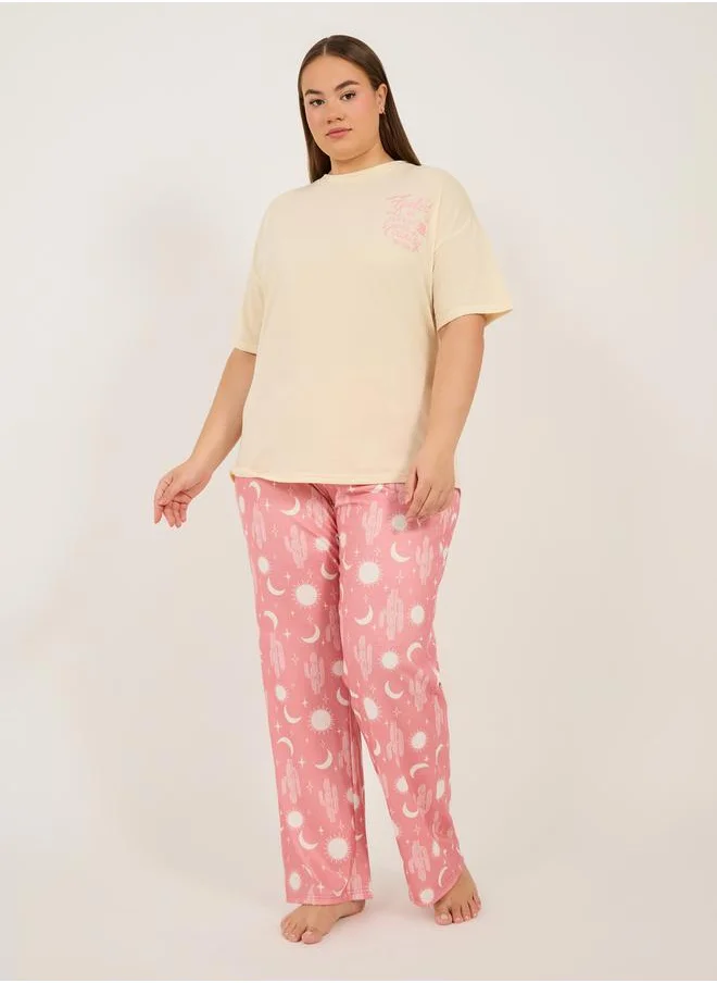 ستايلي Plus Size Graphic Print T-Shirt and Pyjama Set