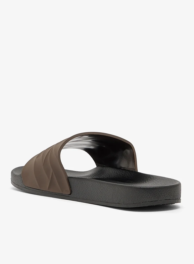 سفنتي فايف شباشب كاجوال بتفاصيل نسيجية