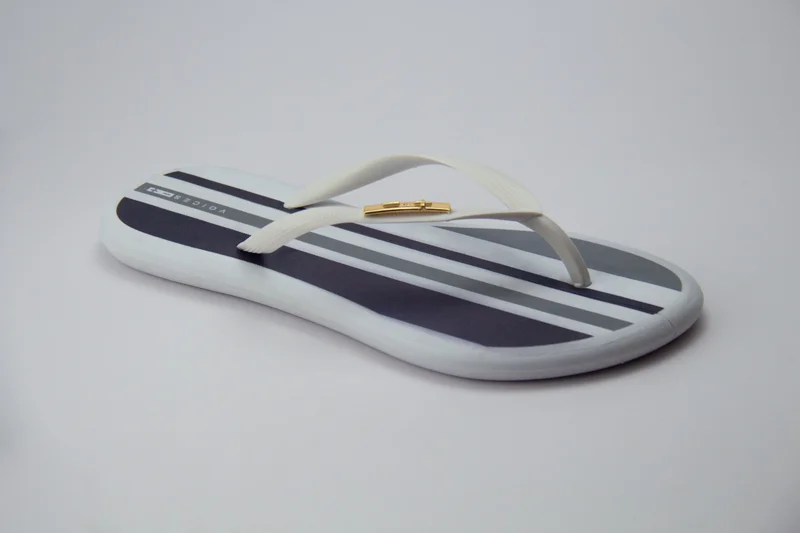 Voices Boat Estampa Women'S Flip Flops With Printed Sole Design And Matching Brand Design Strap - White