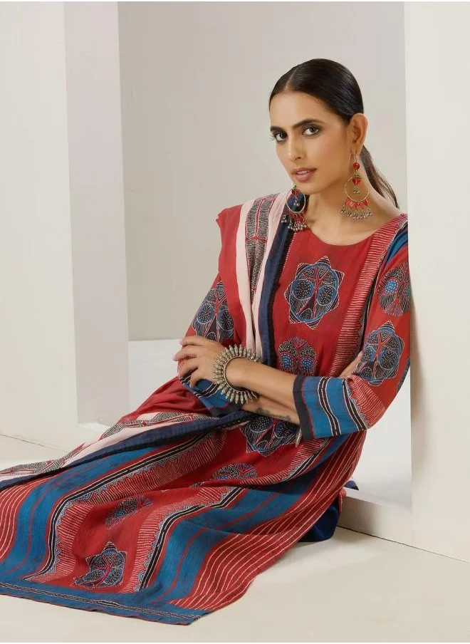 آي شين Rayon Women Red Rayon Kurta Set with Embroidered pattern Tunic and Palazzo features a Round neckline and Three-Fourth Sleeve secured with Elastic closure and styled in Straight Fit ideal for Festive moments — a must-have for your statement wardrobe.