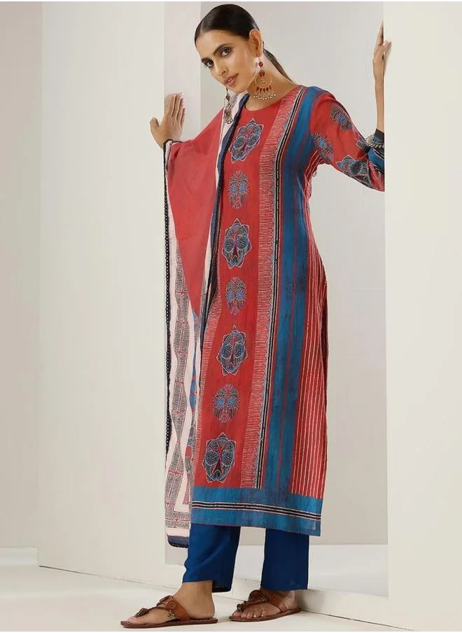 آي شين Rayon Women Red Rayon Kurta Set with Embroidered pattern Tunic and Palazzo features a Round neckline and Three-Fourth Sleeve secured with Elastic closure and styled in Straight Fit ideal for Festive moments — a must-have for your statement wardrobe.