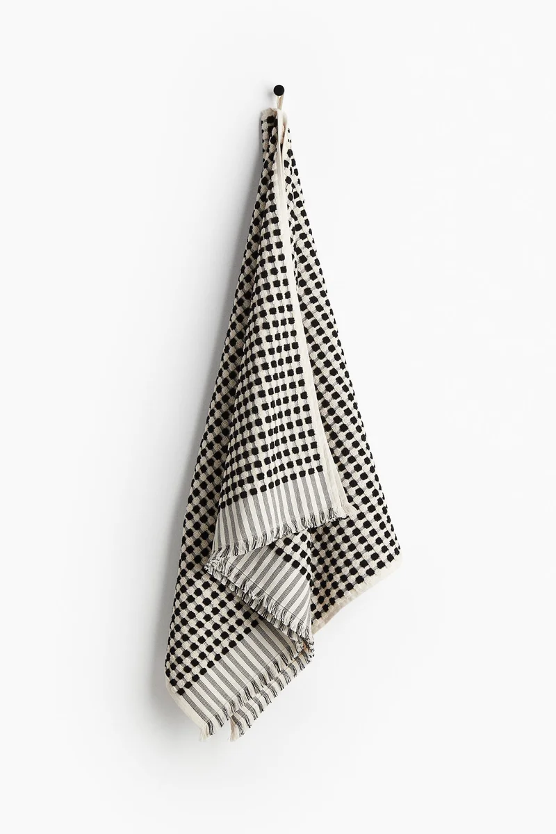 اتش اند ام منشفة حمام من نسيج التيري المنقوش