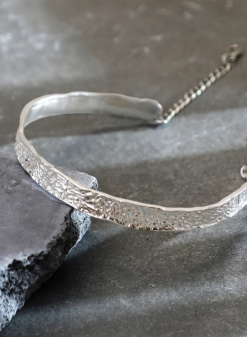 سوهي قلادة سو هي للنساء بتصميم مطروق، لون معدني، مقاس واحد، سبيكة معدنية، قفل مخلب، مناسبة للكاجوال والسهرات