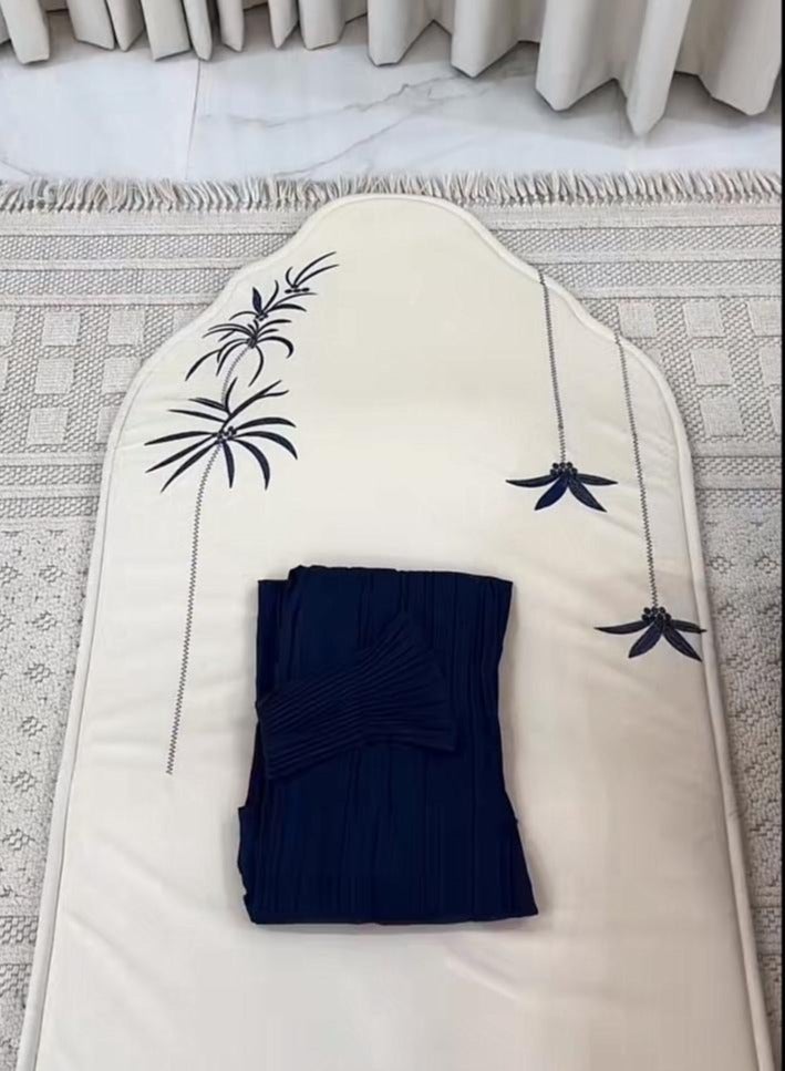 Prayer mat with pleated prayer sheet - The Bee Set - Navy - Image 1