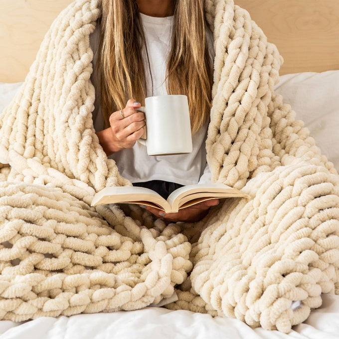CHUNKY KNIT BLANKET THROW 50X60 CREAM CHENILLE CHUNKY KNIT THROW BLANKET FOR LIVING ROOM DECOR OR BOHO DECOR THICK YARN KNITTED BLANKETS FOR COUCH OR BED CABLE KNITTED CROCHET BLANKETS