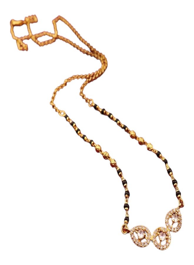 قلادة مانجالسوترا تقليدية من AAIKU، خرز أسود مع قلادة كريستال، طول السلسلة 45 سم، طلاء ذهبي عتيق (M1779) - Image 1