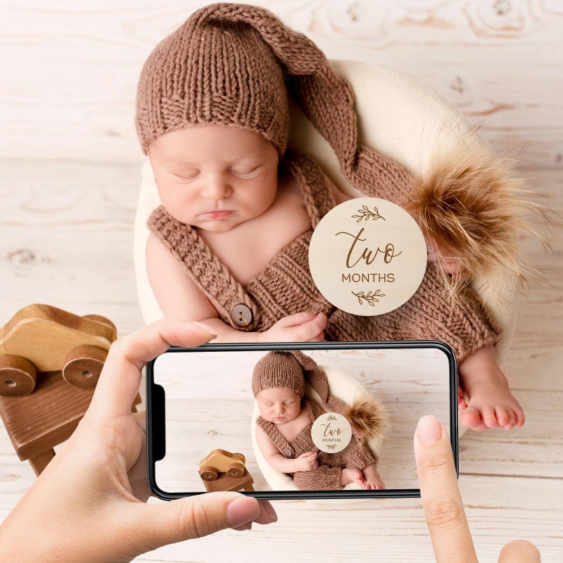 Giftacity Baby Monthly Milestone Cards Sign - 7 Cute Double Sided Wooden Circles Discs Newborn Memento Milestone to Document Baby's Growth, Pregnancy Journey Sign Baby Boy and Girl Gifts Set - Image 5