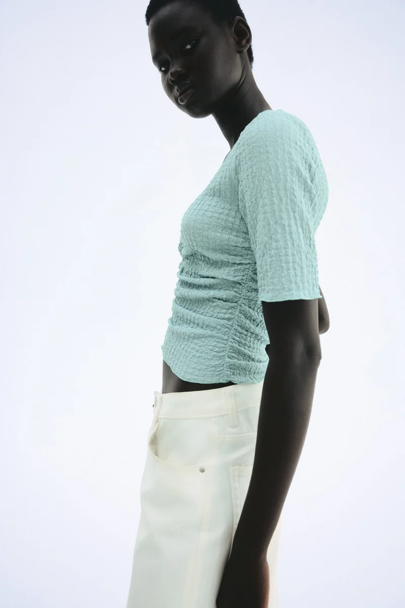 اتش اند ام بلوزة منسدلة بملمس بارز