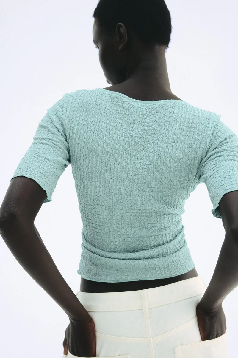 اتش اند ام بلوزة منسدلة بملمس بارز