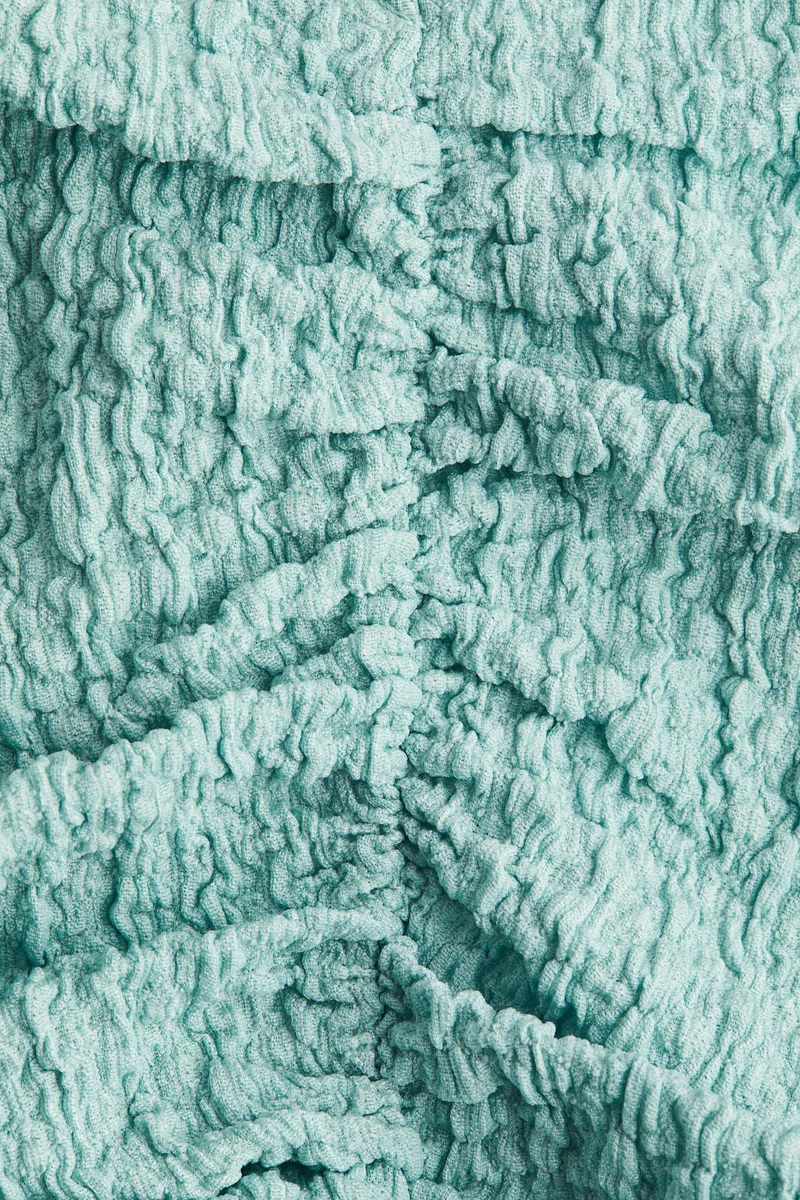 اتش اند ام بلوزة منسدلة بملمس بارز