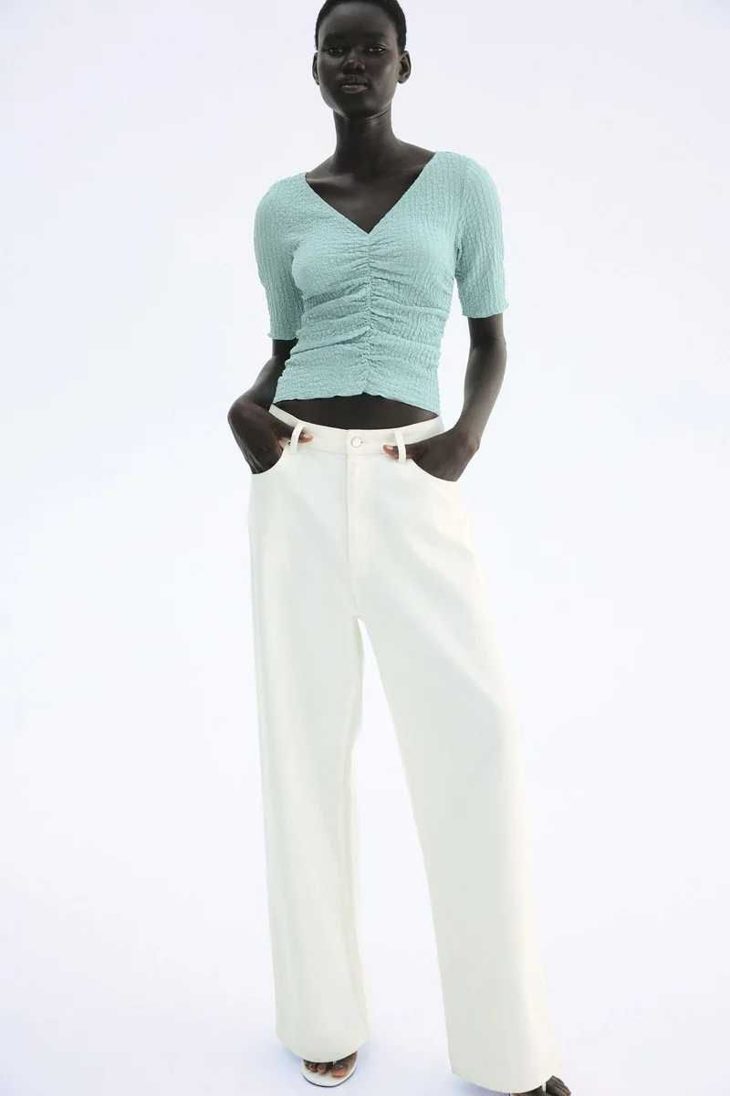 اتش اند ام بلوزة منسدلة بملمس بارز