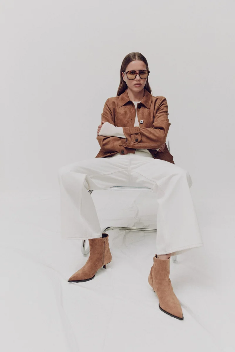 اتش اند ام بووت بطول الكاحل وبمقدمة مدببة