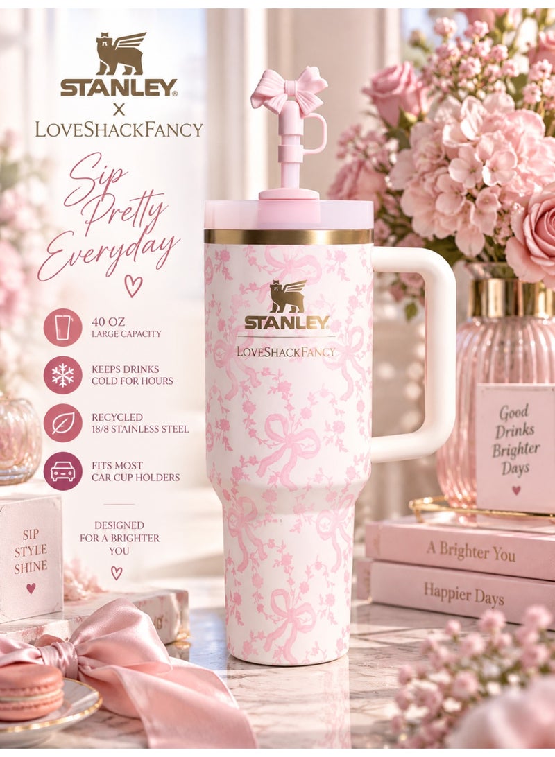 ستانلي × لوف شاك فانسي Holiday Quencher H2.0 FlowState سعة 40 أونصة – كوب ستانلس ستيل بعزل حراري مزدوج، مقبض، غطاء 3 وضعيات، شفاطة قابلة لإعادة الاستخدام وزينة فيونكة – وردي - Image 1